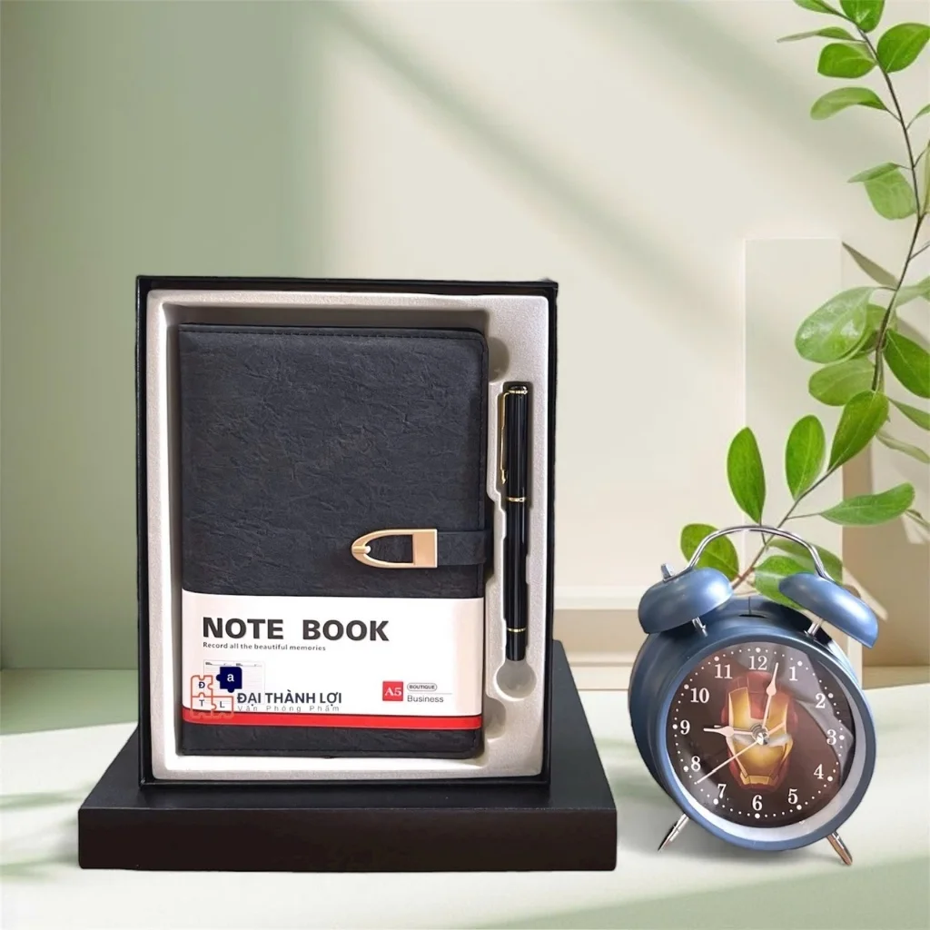 Sổ bìa da A5 kèm bút sang trọng lịch sự làm quà tặng 20-11 cho thầy cô giáo( Giao Màu Ngẫu Nhiên)
