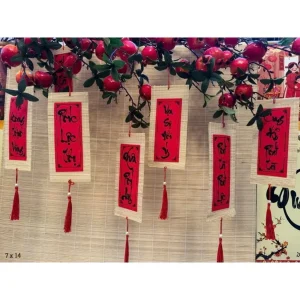 Liễn mành tre trang trí tết. Mành tre thư pháp giấy đỏ câu đối. Liễn treo cành hoa đào, hoa mai