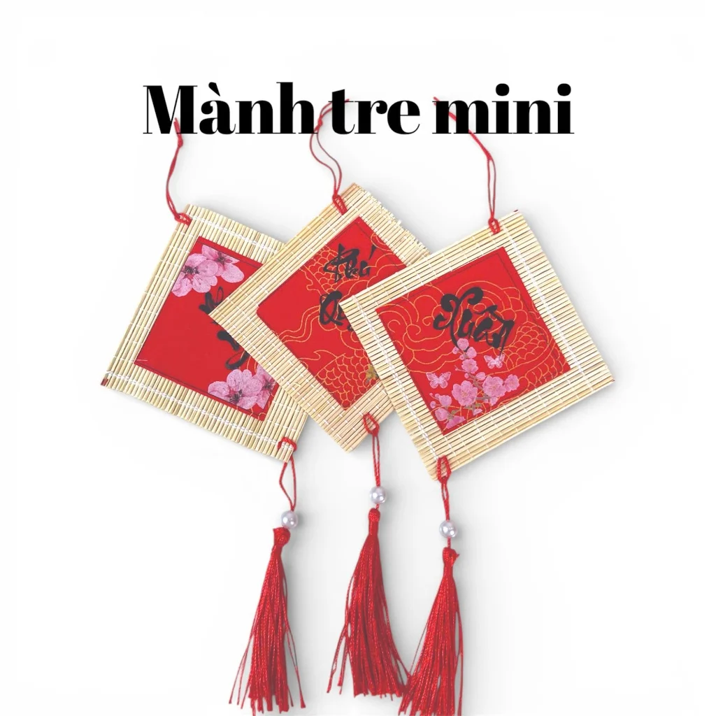 Liễn mành tre trang trí tết. Mành tre thư pháp giấy đỏ câu đối. Liễn treo cành hoa đào, hoa mai