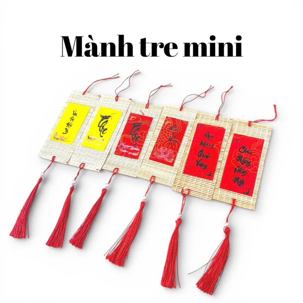 Liễn mành tre trang trí tết. Mành tre thư pháp giấy đỏ câu đối. Liễn treo cành hoa đào, hoa mai